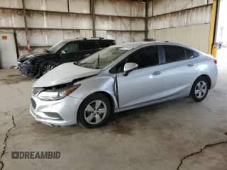 2016 Chevrolet Cruze LS z VIN 1G1BC5SM0G7250006, wystawiony jako Copart lot #80717335 z przebiegiem 57 138 mil mil oraz Szkoda całkowita • Salvage title. Historia ofert i sprzedaży dostępna na DreamBid. Obrazek 1.