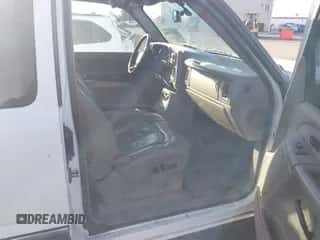 2002 Chevrolet Silverado 1500 LS z VIN 2GCEK19T121265925, wystawiony jako IAAI lot #43473166 z przebiegiem 411 685 mil mil oraz . Historia ofert i sprzedaży dostępna na DreamBid. Obrazek 5.