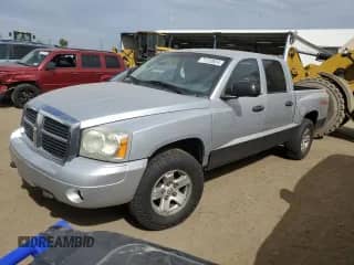 2006 Dodge Dakota SLT z VIN 1D7HW48J66S515805, wystawiony jako Copart lot #71723824 z przebiegiem 102 322 mil mil oraz Czysty tytuł • Clean title. Historia ofert i sprzedaży dostępna na DreamBid. Obrazek 1.