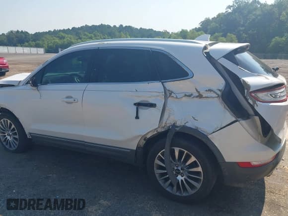 ✅ 2016 Lincoln MKC Reserve • VIN: 5LMCJ3C9XGUJ24214 • Lot: 43003723. Wystawiony na IAAI z przebiegiem Nie podano. Bezpłatny archiwum sprzedaży aukcyjnych z USA i szczegółowy raport historii pojazdu na DreamBid. Zdjęcie 18.