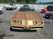 ✅ 1981 Pontiac Firebird • VIN: 1G2AS87A5BN111438 • Lot: 80138755. Wystawiony na Copart z przebiegiem 85 243 mil. Bezpłatny archiwum sprzedaży aukcyjnych z USA i szczegółowy raport historii pojazdu na DreamBid. Zdjęcie 5.