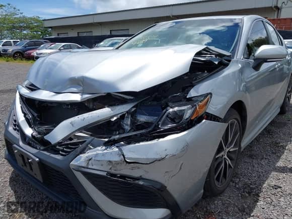 2022 Toyota Camry SE z VIN 4T1T11AK6NU643562, wystawiony jako IAAI lot #42478394 z przebiegiem 27 570 mil mil oraz . Historia ofert i sprzedaży dostępna na DreamBid. Obrazek 6.