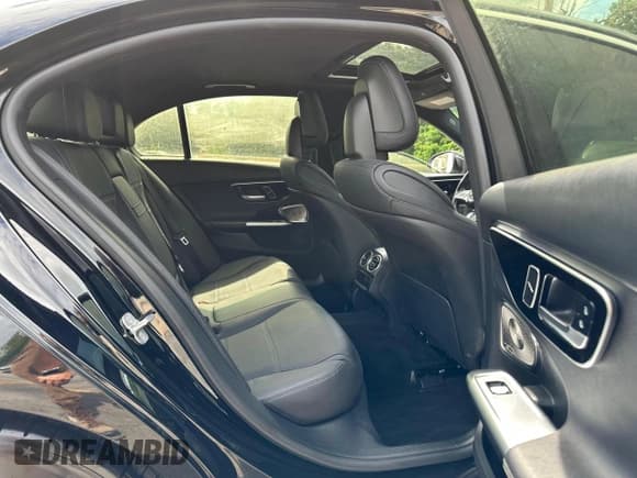 ✅ 2024 Mercedes-Benz C 300 • VIN: W1KAF4HB1RR184850 • Lot: 63047705. Wystawiony na Copart z przebiegiem 25 664 mil. Bezpłatny archiwum sprzedaży aukcyjnych z USA i szczegółowy raport historii pojazdu na DreamBid. Zdjęcie 5.