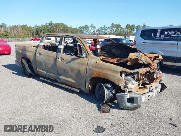 ✅ 2018 Toyota Tundra SR5 • VIN: 5TFDW5F1XJX730763 • Лот: 41196920. Опубликован ранее на IAAI с пробегом Не указан. Бесплатный доступ к архиву аукционных продаж из США и подробный отчёт об истории автомобиля на DreamBid. Изображение 1.