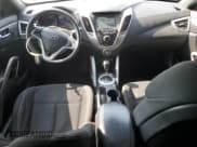 ✅ 2017 Hyundai Veloster • VIN: KMHTC6AD2HU315648 • Lot: 56493184. Wystawiony na Copart z przebiegiem 110 694 mil. Bezpłatny archiwum sprzedaży aukcyjnych z USA i szczegółowy raport historii pojazdu na DreamBid. Zdjęcie 8.