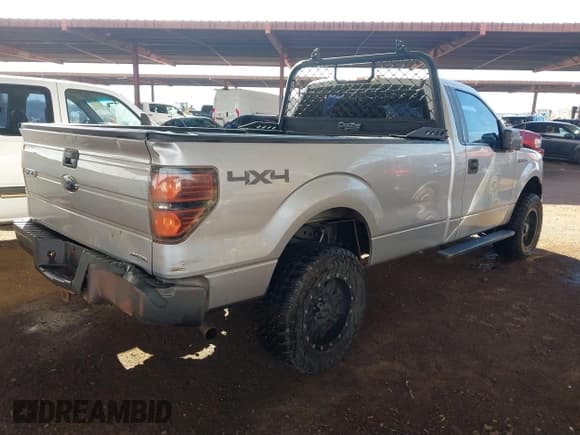 ✅ 2013 Ford F-150 XL • VIN: 1FTMF1EM9DKE19119 • Lot: 43766404. Wystawiony na IAAI z przebiegiem 345 229 mil. Bezpłatny archiwum sprzedaży aukcyjnych z USA i szczegółowy raport historii pojazdu na DreamBid. Zdjęcie 4.