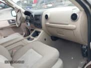 ✅ 2003 Ford Expedition Special Service • VIN: 1FMPU15L83LC30797 • Lot: 42772215. Wystawiony na IAAI z przebiegiem 231 975 mil. Bezpłatny archiwum sprzedaży aukcyjnych z USA i szczegółowy raport historii pojazdu na DreamBid. Zdjęcie 5.