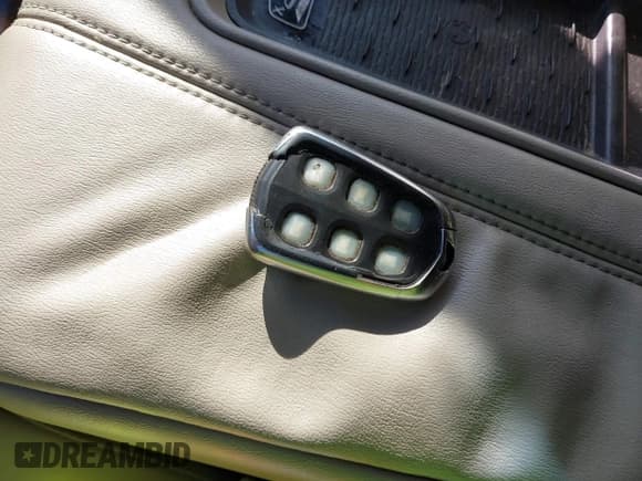 ✅ 2015 Cadillac Escalade ESV Luxury • VIN: 1GYS4SKJ8FR732051 • Lot: 43602405. Wystawiony na IAAI z przebiegiem 231 512 mil. Bezpłatny archiwum sprzedaży aukcyjnych z USA i szczegółowy raport historii pojazdu na DreamBid. Zdjęcie 11.