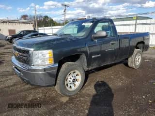 2013 Chevrolet Silverado 2500HD Work Truck z VIN 1GC0KVCGXDZ274825, wystawiony jako Copart lot #89516325 z przebiegiem 85 044 mil mil oraz Czysty tytuł • Clean title. Historia ofert i sprzedaży dostępna na DreamBid. Obrazek 1.