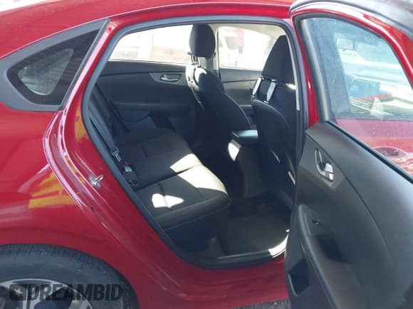 ✅ 2021 Kia Forte LXS • VIN: 3KPF24AD1ME331020 • Lot: 43633774. Wystawiony na IAAI z przebiegiem 89 896 mil. Bezpłatny archiwum sprzedaży aukcyjnych z USA i szczegółowy raport historii pojazdu na DreamBid. Zdjęcie 8.