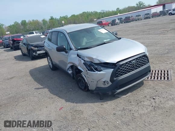 ✅ 2022 Toyota Corolla Cross L • VIN: 7MUAAAAG7NV009940 • Лот: 42117351. Опубликован ранее на IAAI с пробегом 23 290 миль. Бесплатный доступ к архиву аукционных продаж из США и подробный отчёт об истории автомобиля на DreamBid. Изображение 1.