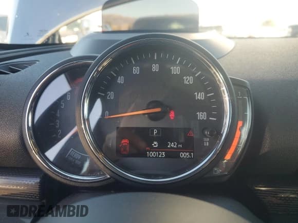 ✅ 2018 MINI Clubman Cooper S • VIN: WMWLN9C51J2E50594 • Lot: 87117155. Wystawiony na Copart z przebiegiem 100 123 mil. Bezpłatny archiwum sprzedaży aukcyjnych z USA i szczegółowy raport historii pojazdu na DreamBid. Zdjęcie 9.