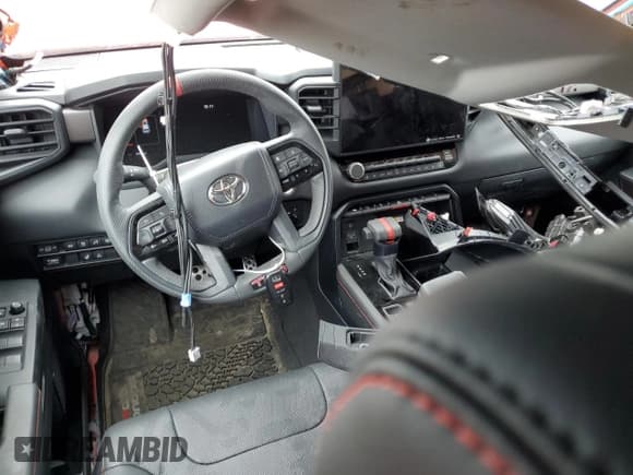 ✅ 2023 Toyota Sequoia SR5 • VIN: 7SVAAABA6PX020564 • Lot: 57772254. Wystawiony na Copart z przebiegiem 4 022 mil. Bezpłatny archiwum sprzedaży aukcyjnych z USA i szczegółowy raport historii pojazdu na DreamBid. Zdjęcie 8.