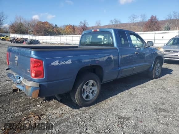 2005 Dodge Dakota SLT with VIN 1D7HW42N95S102352, listed as a Copart auction lot 80290684 with 106,205 mi miles and Salvage title. Bid and sale history available at DreamBid. Image 3.