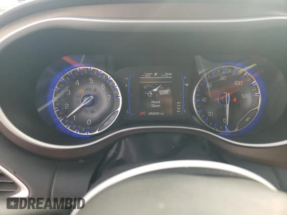 ✅ 2018 Chrysler Pacifica LX • VIN: 2C4RC1CG2JR188640 • Lot: 50393385. Listed on Copart with 282,040 mi. Free auction sales archive from the USA and detailed vehicle history report at DreamBid. Image 9.