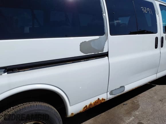 ✅ 2010 Chevrolet Express Passenger LT • VIN: 1GA2G1DG6A1150054 • Lot: 43123291. Wystawiony na IAAI z przebiegiem 210 243 mil. Bezpłatny archiwum sprzedaży aukcyjnych z USA i szczegółowy raport historii pojazdu na DreamBid. Zdjęcie 6.