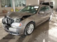 ✅ 2014 Chrysler 300 C • VIN: 2C3CCAKG6EH273214 • Lot: 41656641. Wystawiony na IAAI z przebiegiem 211 121 mil. Bezpłatny archiwum sprzedaży aukcyjnych z USA i szczegółowy raport historii pojazdu na DreamBid. Zdjęcie 2.