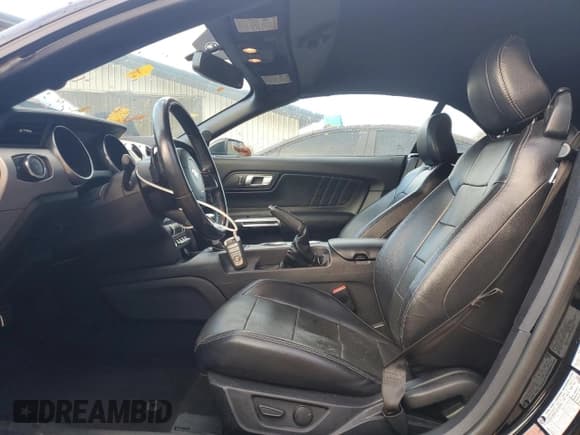 ✅ 2020 Ford Mustang EcoBoost Premium • VIN: 1FATP8UH0L5112172 • Lot: 87468315. Wystawiony na Copart z przebiegiem 60 036 mil. Bezpłatny archiwum sprzedaży aukcyjnych z USA i szczegółowy raport historii pojazdu na DreamBid. Zdjęcie 7.