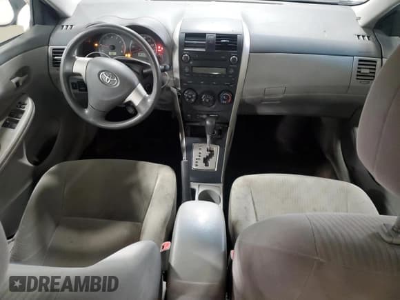 ✅ 2010 Toyota Corolla LE • VIN: 1NXBU4EE2AZ236891 • Lot: 67538195. Wystawiony na Copart z przebiegiem 253 337 mil. Bezpłatny archiwum sprzedaży aukcyjnych z USA i szczegółowy raport historii pojazdu na DreamBid. Zdjęcie 8.