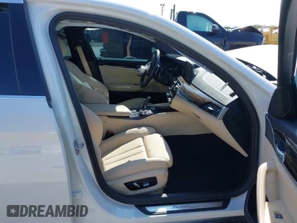 ✅ 2019 BMW 5 Series 530i • VIN: WBAJA5C57KWW30617 • Lot: 43199110. Wystawiony na IAAI z przebiegiem 43 022 mil. Bezpłatny archiwum sprzedaży aukcyjnych z USA i szczegółowy raport historii pojazdu na DreamBid. Zdjęcie 5.