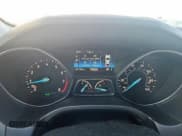 ✅ 2015 Ford Focus Titanium • VIN: 1FADP3N27FL333995 • Lot: 92610975. Wystawiony na Copart z przebiegiem 97 799 mil. Bezpłatny archiwum sprzedaży aukcyjnych z USA i szczegółowy raport historii pojazdu na DreamBid. Zdjęcie 9.