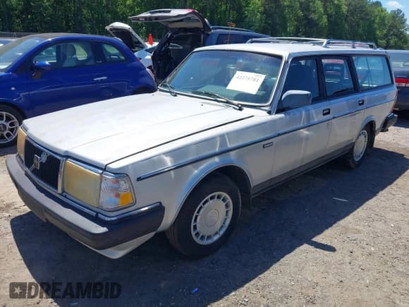 ✅ 1989 Volvo 240 DL • VIN: YV1AX8852K1834731 • Lot: 42278781. Wystawiony na IAAI z przebiegiem 288 726 mil. Bezpłatny archiwum sprzedaży aukcyjnych z USA i szczegółowy raport historii pojazdu na DreamBid. Zdjęcie 2.