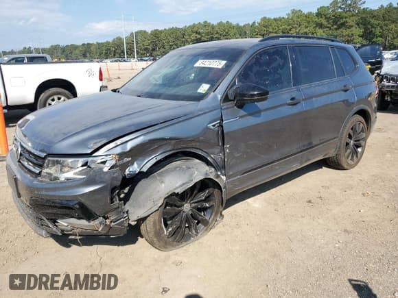 ✅ 2020 Volkswagen Tiguan SE • VIN: 3VV2B7AX3LM162795 • Lot: 84210775. Wystawiony na Copart z przebiegiem 119 551 mil. Bezpłatny archiwum sprzedaży aukcyjnych z USA i szczegółowy raport historii pojazdu na DreamBid. Zdjęcie 1.