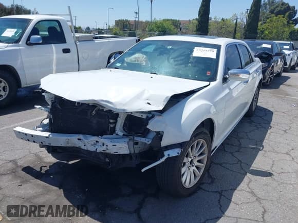 ✅ 2014 Chrysler 300 • VIN: 2C3CCAAGXEH380526 • Lot: 43157950. Wystawiony na IAAI z przebiegiem 201 644 mil. Bezpłatny archiwum sprzedaży aukcyjnych z USA i szczegółowy raport historii pojazdu na DreamBid. Zdjęcie 2.