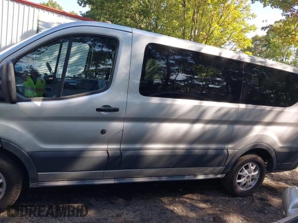 ✅ 2015 Ford Transit XL • VIN: 1FMZK1YM7FKB06341 • Lot: 43267338. Wystawiony na IAAI z przebiegiem 66 667 mil. Bezpłatny archiwum sprzedaży aukcyjnych z USA i szczegółowy raport historii pojazdu na DreamBid. Zdjęcie 14.
