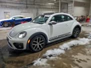✅ 2018 Volkswagen Beetle Dune • VIN: 3VWSD7AT0JM714804 • Lot: 94648615. Wystawiony na Copart z przebiegiem 120 630 mil. Bezpłatny archiwum sprzedaży aukcyjnych z USA i szczegółowy raport historii pojazdu na DreamBid. Zdjęcie 1.