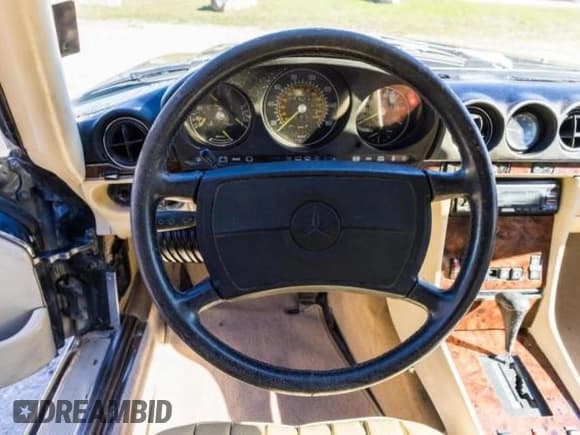 ✅ 1988 Mercedes-Benz 560 SL • VIN: WDBBA48D6JA089118 • Lot: 78076474. Wystawiony na Copart z przebiegiem 154 190 mil. Bezpłatny archiwum sprzedaży aukcyjnych z USA i szczegółowy raport historii pojazdu na DreamBid. Zdjęcie 9.