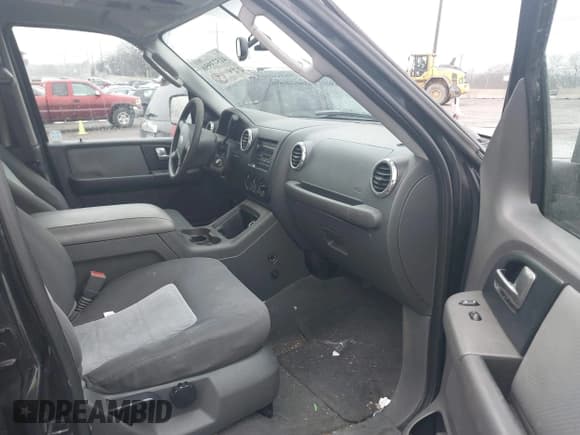 ✅ 2003 Ford Expedition Special Service • VIN: 1FMRU15W23LC06496 • Lot: 41573950. Listed on IAAI with 253,461 mi. Free auction sales archive from the USA and detailed vehicle history report at DreamBid. Image 5.