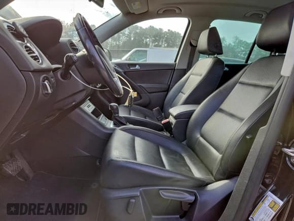 ✅ 2014 Volkswagen Tiguan S • VIN: WVGAV3AX0EW612542 • Lot: 93687315. Wystawiony na Copart z przebiegiem 118 692 mil. Bezpłatny archiwum sprzedaży aukcyjnych z USA i szczegółowy raport historii pojazdu na DreamBid. Zdjęcie 7.