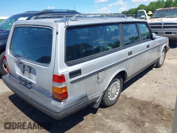✅ 1989 Volvo 240 DL • VIN: YV1AX8852K1834731 • Lot: 42278781. Wystawiony na IAAI z przebiegiem 288 726 mil. Bezpłatny archiwum sprzedaży aukcyjnych z USA i szczegółowy raport historii pojazdu na DreamBid. Zdjęcie 4.