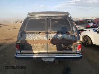 ✅ 1988 Chevrolet Suburban • VIN: 1GBEV16K7JF127952 • Lot: 76145144. Wystawiony na Copart z przebiegiem 942 545 mil. Bezpłatny archiwum sprzedaży aukcyjnych z USA i szczegółowy raport historii pojazdu na DreamBid. Zdjęcie 6.