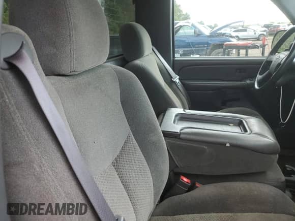 2004 Chevrolet Silverado 1500 Work Truck z VIN 1GCEK14V64Z133889, wystawiony jako Copart lot #67903994 z przebiegiem 118 023 mil mil oraz Czysty tytuł • Clean title. Historia ofert i sprzedaży dostępna na DreamBid. Obrazek 10.