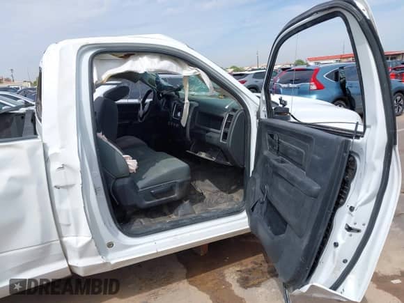 2017 Ram 1500 Tradesman z VIN 3C6JR6AG2HG721847, wystawiony jako IAAI lot #43230943 z przebiegiem 195 100 mil mil oraz . Historia ofert i sprzedaży dostępna na DreamBid. Obrazek 5.