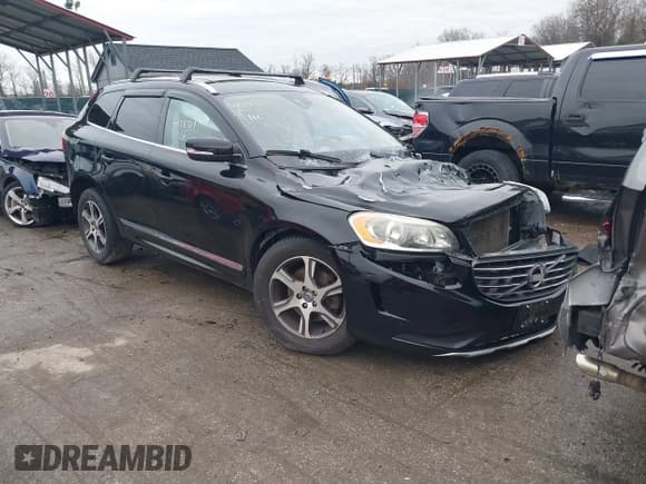 ✅ 2015 Volvo XC60 T6 • VIN: YV4902RB1F2562345 • Lot: 41128731. Wystawiony na IAAI z przebiegiem 195 665 mil. Bezpłatny archiwum sprzedaży aukcyjnych z USA i szczegółowy raport historii pojazdu na DreamBid. Zdjęcie 1.