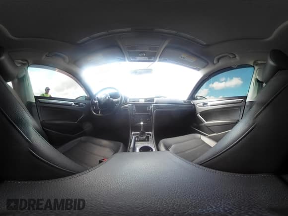 ✅ 2016 Volkswagen Passat SE • VIN: 1VWBT7A36GC067497 • Lot: 43270082. Wystawiony na IAAI z przebiegiem 155 918 mil. Bezpłatny archiwum sprzedaży aukcyjnych z USA i szczegółowy raport historii pojazdu na DreamBid. Zdjęcie 17.