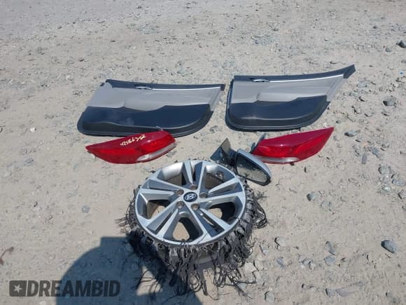 ✅ 2017 Hyundai Elantra SE • VIN: 5NPD84LF6HH060784 • Lot: 42586352. Listed on IAAI with 121,372 mi. Free auction sales archive from the USA and detailed vehicle history report at DreamBid. Image 12.