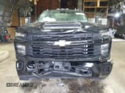✅ 2024 Chevrolet Silverado 2500HD Custom • VIN: 2GC4YME72R1220376 • Лот: 82598325. Опубликован ранее на Copart с пробегом 22 635 миль. Бесплатный доступ к архиву аукционных продаж из США и подробный отчёт об истории автомобиля на DreamBid. Изображение 5.