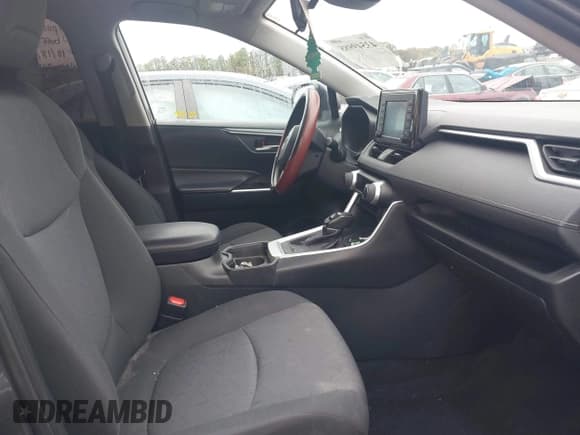 ✅ 2019 Toyota RAV4 XLE • VIN: 2T3W1RFV1KC001639 • Лот: 43549988. Опубликован ранее на IAAI с пробегом 211 921 миль. Бесплатный доступ к архиву аукционных продаж из США и подробный отчёт об истории автомобиля на DreamBid. Изображение 5.