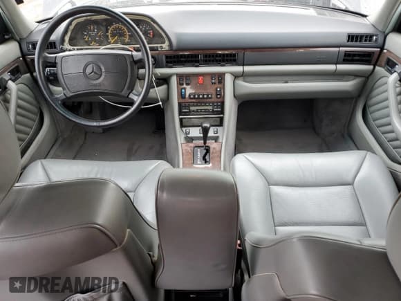 ✅ 1989 Mercedes-Benz 560 • VIN: WDBCA39E2KA467135 • Лот: 92134735. Опубликован ранее на Copart с пробегом 61 146 миль. Бесплатный доступ к архиву аукционных продаж из США и подробный отчёт об истории автомобиля на DreamBid. Изображение 8.