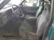 1996 Chevrolet Blazer z VIN 1GNCT18W0TK221519, wystawiony jako Copart lot #61718135 z przebiegiem 129 589 mil mil oraz Czysty tytuł • Clean title. Historia ofert i sprzedaży dostępna na DreamBid. Obrazek 7.