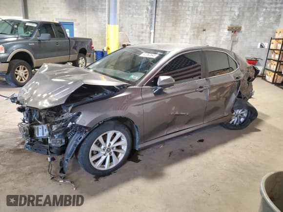✅ 2022 Toyota Camry LE • VIN: 4T1C11AK8NU674134 • Лот: 92382645. Опубликован ранее на Copart с пробегом 103 215 миль. Бесплатный доступ к архиву аукционных продаж из США и подробный отчёт об истории автомобиля на DreamBid. Изображение 1.