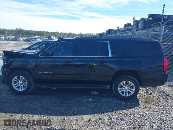 ✅ 2017 Chevrolet Suburban LT • VIN: 1GNSKHKCXHR134666 • Lot: 41205556. Wystawiony na IAAI z przebiegiem 160 064 mil. Bezpłatny archiwum sprzedaży aukcyjnych z USA i szczegółowy raport historii pojazdu na DreamBid. Zdjęcie 14.