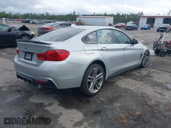 ✅ 2018 BMW 4 Series 440i • VIN: WBA4J5C57JBF07227 • Lot: 41562986. Wystawiony na IAAI z przebiegiem 76 316 mil. Bezpłatny archiwum sprzedaży aukcyjnych z USA i szczegółowy raport historii pojazdu na DreamBid. Zdjęcie 4.
