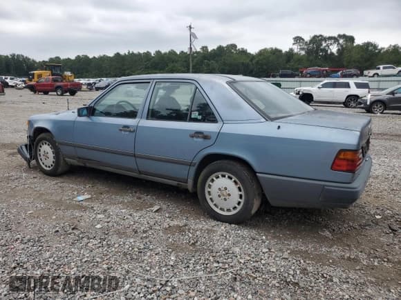 ✅ 1987 Mercedes-Benz 260 • VIN: WDBEA26D3HA496232 • Lot: 67275325. Wystawiony na Copart z przebiegiem 140 139 mil. Bezpłatny archiwum sprzedaży aukcyjnych z USA i szczegółowy raport historii pojazdu na DreamBid. Zdjęcie 2.