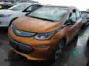 2017 Chevrolet Bolt EV Premier z VIN 1G1FX6S00H4157465, wystawiony jako Copart lot #40251184 z przebiegiem 48 736 mil mil oraz . Historia ofert i sprzedaży dostępna na DreamBid. Obrazek 1.