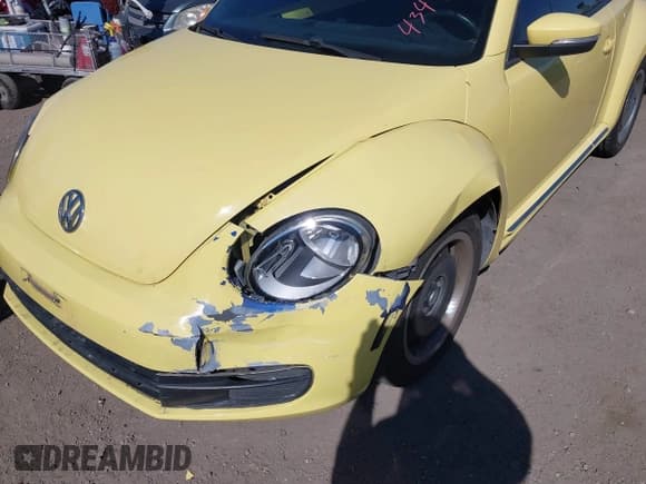 ✅ 2013 Volkswagen Beetle 2.5L • VIN: 3VWJP7AT8DM617745 • Lot: 43493323. Wystawiony na IAAI z przebiegiem 118 418 mil. Bezpłatny archiwum sprzedaży aukcyjnych z USA i szczegółowy raport historii pojazdu na DreamBid. Zdjęcie 6.